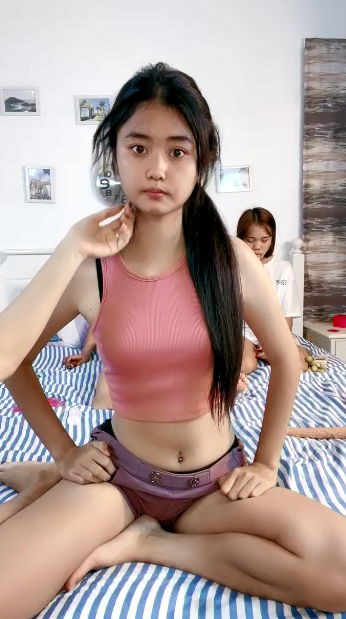 kckc13.com@STP27042 乖巧甜美00后嫩妹 ！多人群P ！双头龙插穴  双女一起深喉口交  .jpg