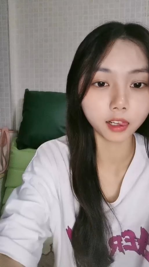 kckc13.com@STP27121 清纯系学生妹！乖巧甜美邻家妹妹型！收费房诱惑，贫乳奶子白丝袜.jpg