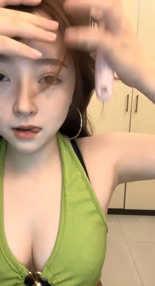 STP27586 【新人绿播女神下海 你听话的女朋友】明星级颜值 完美尤物~！！这大奶子真是.jpg