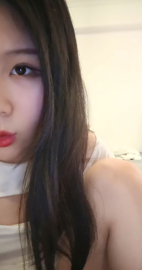 STP27734 红唇美女小姐姐！掰开穴直接尿尿！跪着翘起大肥臀，手指猛扣骚逼，特写视角.jpg