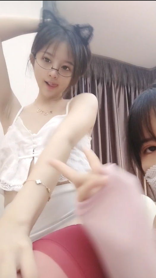 STP27741 女神姐妹花【无敌兔兔】双女激情诱惑，极品美腿红丝袜，跳蛋塞穴假屌抽插，.jpg