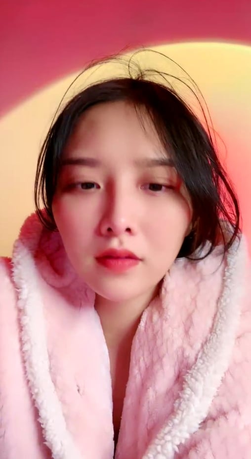 STP28579 甜美系颜值女神！新人下海收费！珍珠内裤无毛肥穴，拨开近距离特写，用梳子.jpg