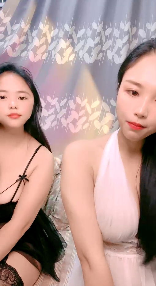 STP28596 酒窝甜美小姐姐！和闺蜜一起诱惑！性感白裙睡衣，掏出大奶揉捏，多毛骚穴假.jpg