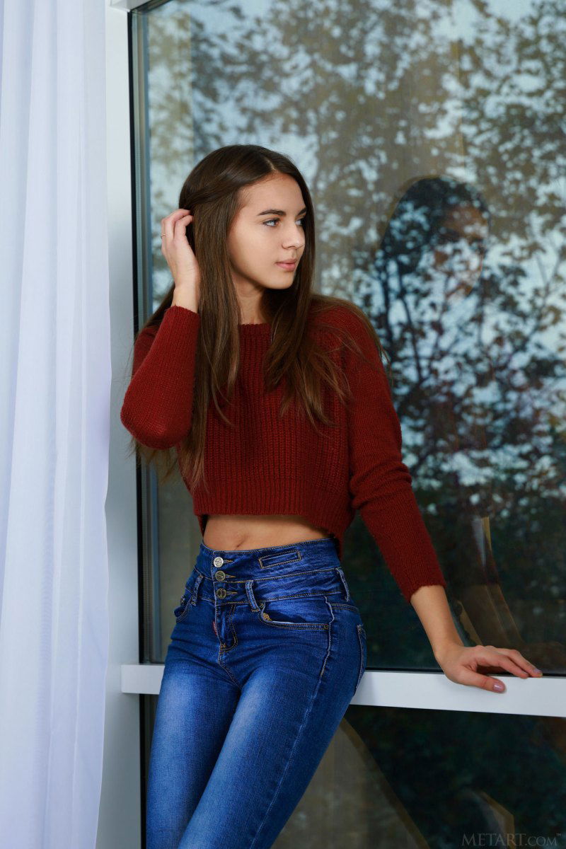 valencia-cute-brunette-with-beautiful-eyes-reveals-her-sexy-all-natural-body-at-.jpg