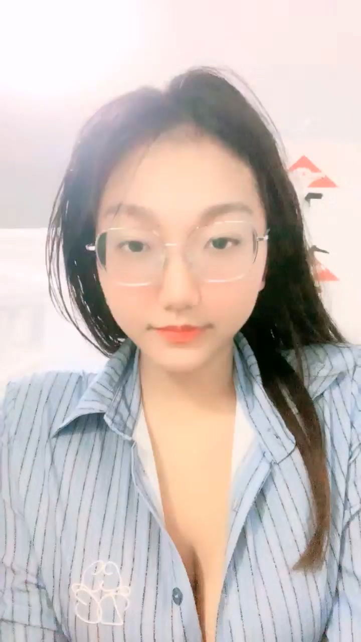 STP31912 正宗大学生【小野猫】，趁着室友不再，宿舍脱光给大哥们看看，眼镜妹反差婊.jpg
