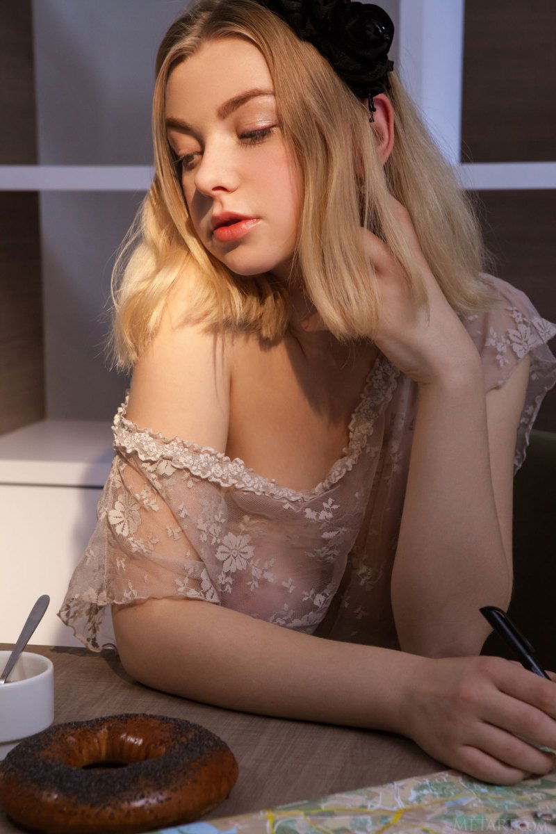if-you-love-chicks-with-big-tits-than-sit-back-and-enjoy-this-blonde-beauty-02.jpg