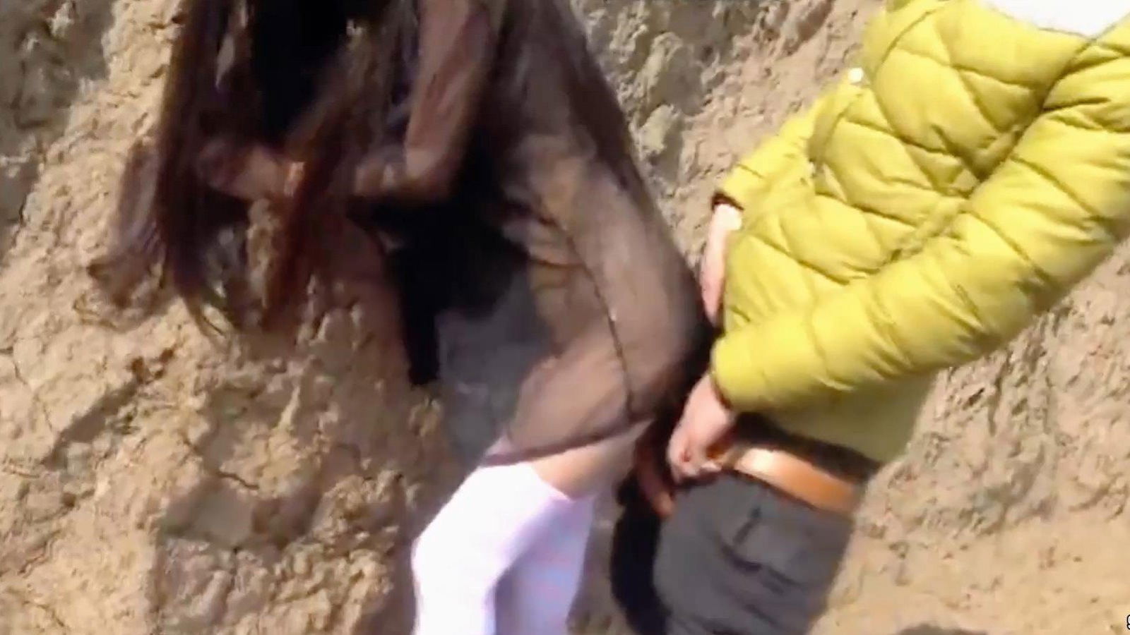 639大嬭少婦土坡下野戰，翹臀引莖後入抽插難解[00_02_08][20240802-084005].jpg