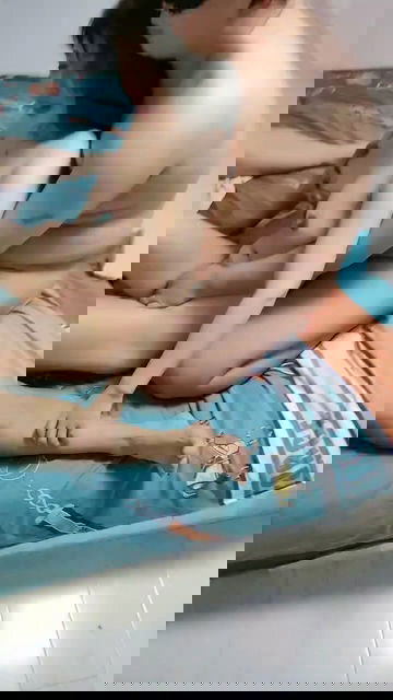221 五男两女淫乱派对，房间里的群P，两个骚逼伺候好几个男人啪啪，口交舔逼揉奶抽插.jpg