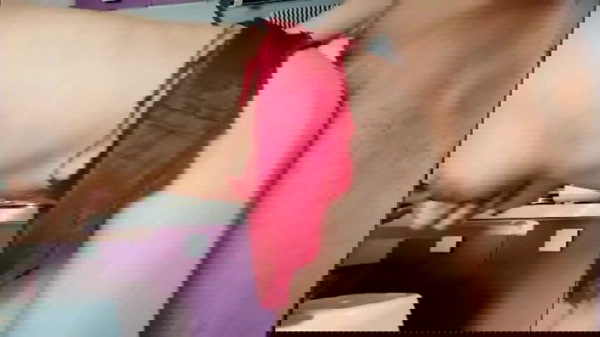 365老公出差 跑到人妻家里操她骚逼 边操边给给她老公打电话 想叫又怕被老公发现 超刺.jpg