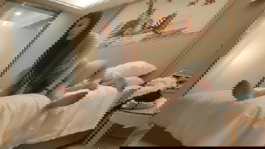 277双飞探花  两个骚气性感黑丝短裙 翘起两个屁股手指一起扣弄 侧入猛操让另一个妹子.jpg