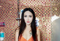 巨大美乳險滑出