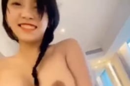 顏值不錯..就是奶子整過頭了..