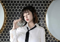 大奶黑絲女郎