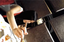 美女在酒吧喝酒被酒保下药