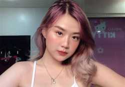 活潑女大學生大膽自拍～鏡頭前不害羞