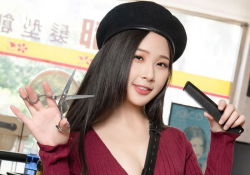 洗剪吹婕咪四点全裸拉丝淫水