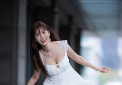 正妹小伊 美腿