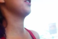 老婆叫你姨仔著返件外套啦..攞嘢食嘅時候好多人望住佢對胸