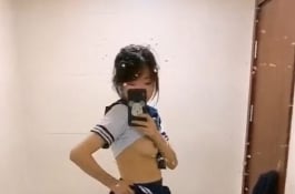 嫩妹很滿意自己的身材