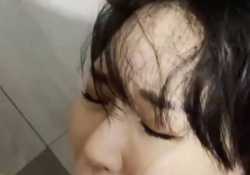 按摩完，帶我洗殘廢澡順便排毒