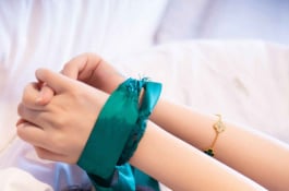 白嫩正妹蕾絲內衣的誘惑