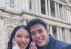 夫妻兩人一起玩自拍照