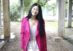 大胆裸露的漂亮姑娘