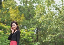 紅色花裙絲襪美女
