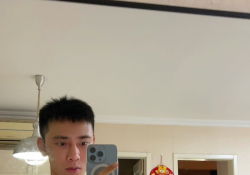 某健身教練人前人後照片網流傳