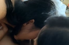 兩妹子搶著吸...