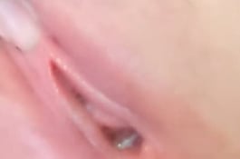 揉著揉著淫汁就出來了...