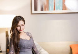 美女身穿蕾絲拼接連衣裙