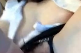 高挑的妹子狂插自己的嫩穴