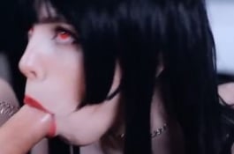 她看起來好妖豔..