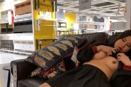 知名家具賣場大膽露出