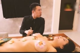 美女上桌當餐盤